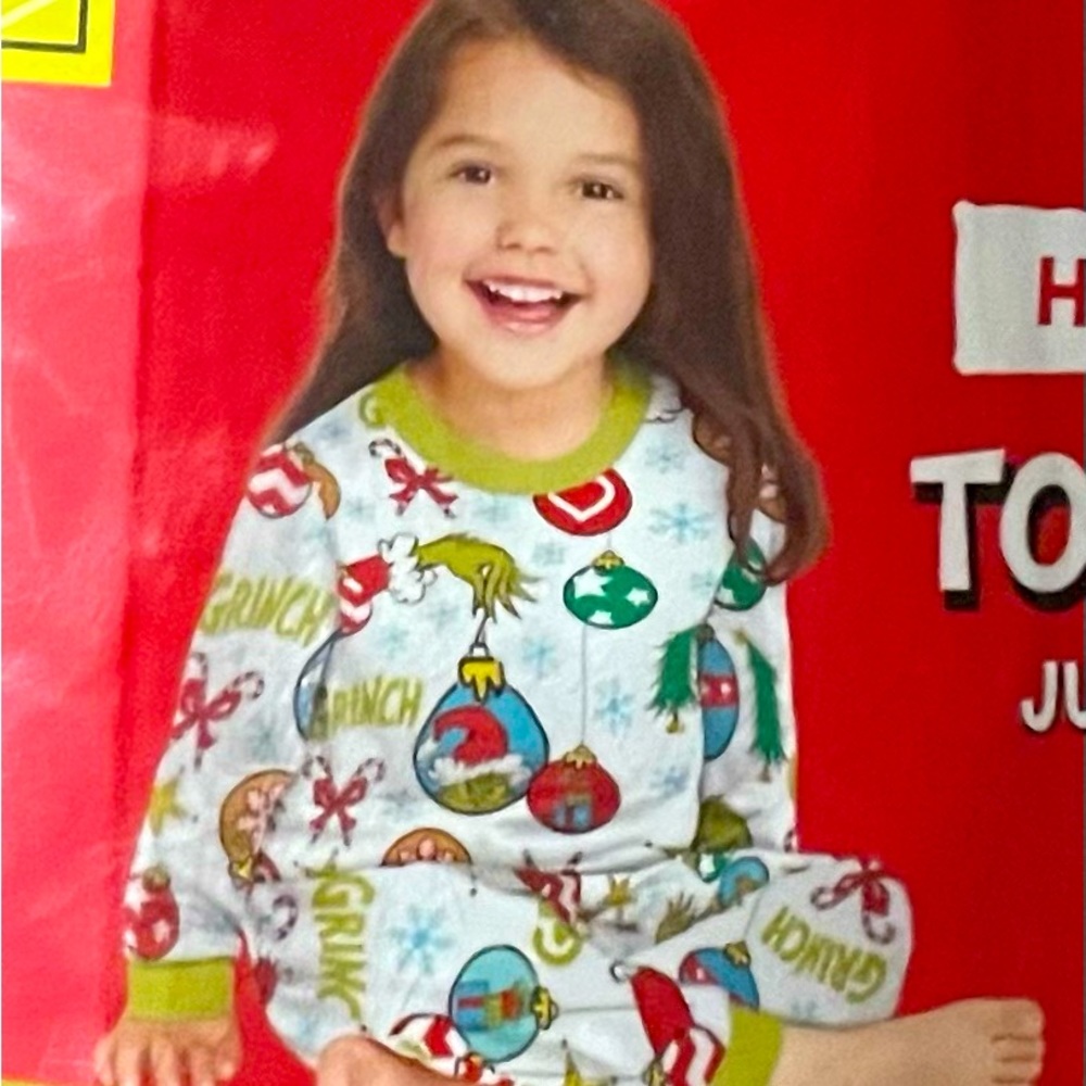 Pajama size 4T kids two pieces set THE GRINCH
